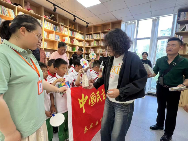民建海港区委一、二、三支部联合开展“扇绘童心·情暖六一”主题活动 (2).jpg