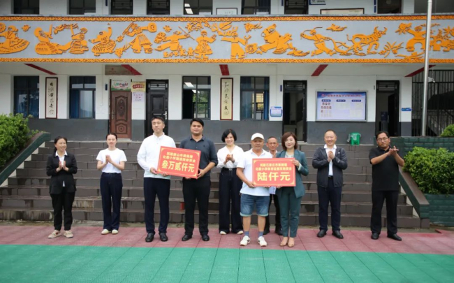 民建石家庄市委桥西区五支部主委邹德凤为民建河北省委帮扶调研活动捐款 (2).jpg