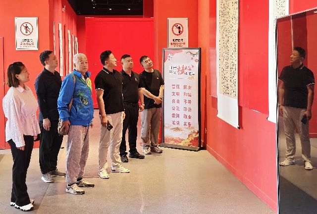民建张家口市委桥东区基层委员会组织会员参加老兵书法展-1.jpg
