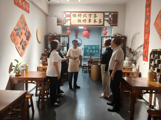 20250820民建保定市委新阶层二支部开展与企共情活动走访西大街市级非遗穿情楼枣叶茶2 (2).jpg