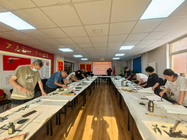 20250901民建中央画院河北（保定）分院举办纪念中国人民抗日战争暨世界反法西斯战争胜利八十周年书法笔会1 (2).jpg