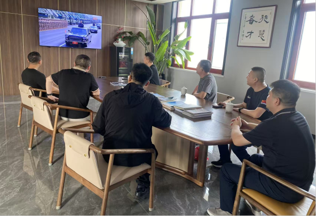 民建唐山市委迁安支部全体会员观看九三阅兵 (1).jpg