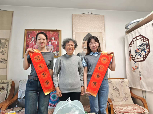 民建秦皇岛市委金融支部开展“国庆·中秋”走访慰问老会员活动 (2).jpg