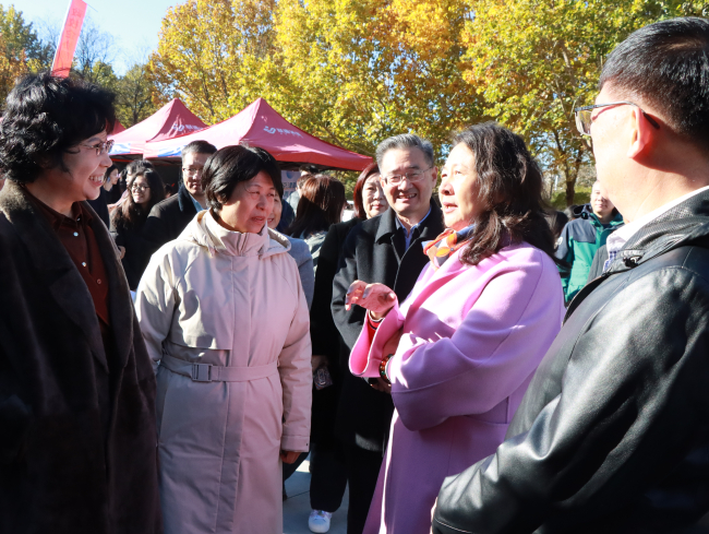 民建廊坊市委举办“毕业季·民建百企进高校”招聘活动参观招聘会现场 (2) (2).jpg 民建廊坊市委举办“毕业季·民建百企进高校”招聘活动参观招聘会现场 (2) (2).jpg
