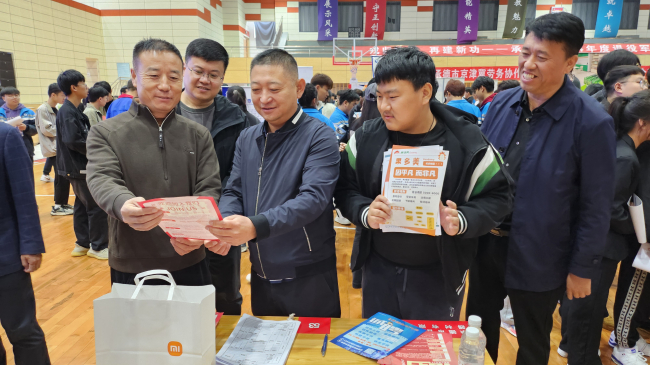 1承德百盛通讯器材有限公司助校招典型案例民建承德市委副主委邢晓冬及企业委员会负责同志在百盛展位前 (2).jpg 1承德百盛通讯器材有限公司助校招典型案例民建承德市委副主委邢晓冬及企业委员会负责同志在百盛展位前 (2).jpg